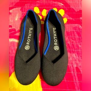 WOMEN’S SIZE 6 ROTHY’S